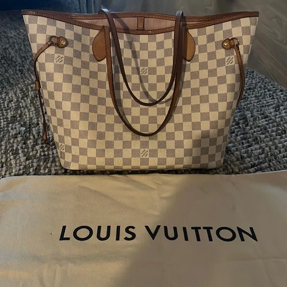 The Neverfull MM tote unites timeless design with heritage details. - Picture 1 of 17